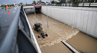 Mersin'de sağanak nedeniyle Hal Katlı Kavşağı su basınca trafiğe kapatıldı