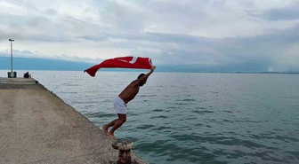 Şahin Sevinç, Gemlik'te soğuk havaya rağmen Türk bayrağıyla denize girdi