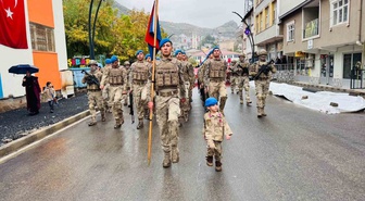 Şırnak Beytüşşebap'ta küçük çocuk yağmurda 5 kilometre askerlerin geçişine eşlik etti