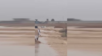 Suriye'nin Rakka vilayetinde selde bir kişi öldü, ailenin aracı sürüklendi