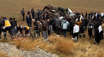 Van'da trafik kazasında yaralanan polis memuru Tayfun Akalan şehit oldu