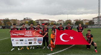 1966 Turanspor, Cumhuriyet'in 103. yıl dönümünde bayrak ve pankartla sahaya çıktı