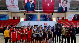 Bilecik'te okul sporları genç erkekler basketbolunda dereceye girenler madalya aldı