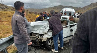 Bitlis Yolalan'da çarpışan otomobillerdeki 5 yaralı iki hastaneye sevk edildi