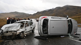 Bitlis Yolalan'da yağışla kayganlaşan yolda iki otomobil çarpıştı, 5 kişi yaralandı