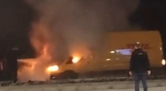 Denizli Cankurtaran'da DHL kargo aracında yangın çıktı, itfaiye söndürdü