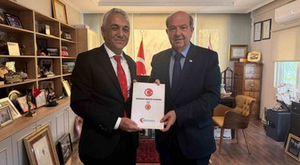 Hekimsen Genel Başkanı Kurban, Hekimlik Meslek Yasası taslağını Ersin Tatar'a sundu