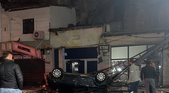 Kayseri'de akıl almaz kaza! Otomobil 50 metrelik kayalıklardan iş yerlerinin üzerine düştü