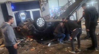 Kayseri'de otomobil yaklaşık 50 metreden dükkanların üzerine uçtu, sürücü yaralandı