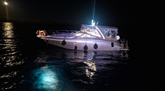 Marmaris'te kayalıklara çarpan teknedeki 2 kişi Sahil Güvenlik ekiplerince kurtarıldı
