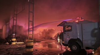 Mersin'de tütün antreposunu alevler sardı! Yangının yıldırım düşmesiyle çıktığı tahmin ediliyor
