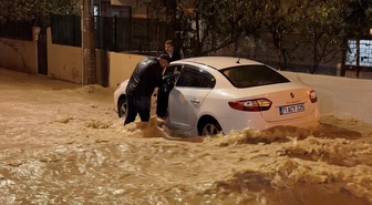 Mersin'de sağanak nedeniyle Akdeniz'de ev ve iş yerlerinin girişlerini su bastı