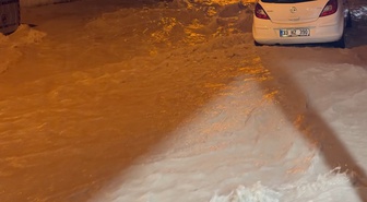 Mersin'de sağanak caddeleri dereye çevirdi! Ev ve iş yerlerini su bastı, sürücüler mahsur kaldı