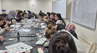 Muğla'da gönüllü gençler Cumhuriyet Bayramı için seramik bayrak boyadı