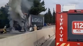 Hatay Belen'de seyir halindeki TIR alev aldı, itfaiye yangını söndürdü