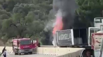 Hatay'da tırın motoru alev aldı, yangın dorseye sıçramadan kontrol altına alındı