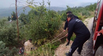 Hatay Defne'de kayalıklardan düşen vatandaş, itfaiye ekiplerince kurtarıldı