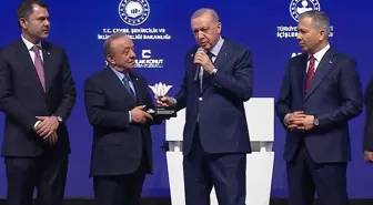 Cumhurbaşkanı Erdoğan sahneye çağırdığı iş adamına sitem etti: Yardımını beğenmedim