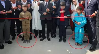 Cami açılışında vicdanları sızlatan görüntü