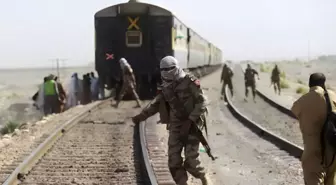 Pakistan'da tren saldırısı! Militanlar 450 yolcuyu rehin aldı