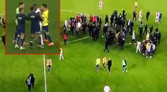 Maç biter bitmez Kadıköy karıştı! Futbolcular birbirine girdi