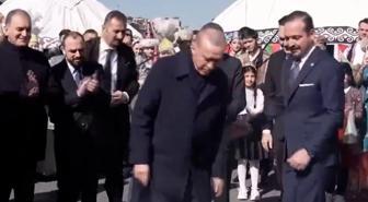 İstanbul'da nevruz kutlaması! Cumhurbaşkanı Erdoğan, ateşi yakıp üzerinden atladı