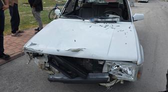Elektrikli motosikletle otomobil çarpıştı: Sürücünün gözü çıktı