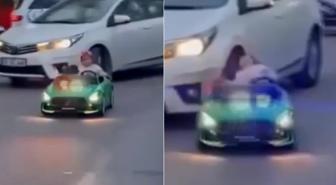 Otomobil, çocuğun bindiği akülü araca çarptı