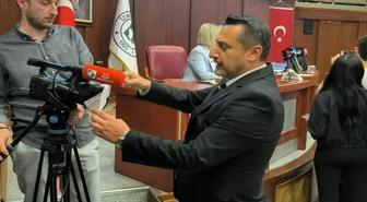 İzmit Belediye Meclisi'nde İmamoğlu'na bantlı gönderme