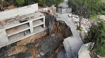 Gaziosmanpaşa'da yol çöktü