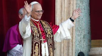 Vatikan'da yeni Papa 14. Leo! Locadan halkı selamladı