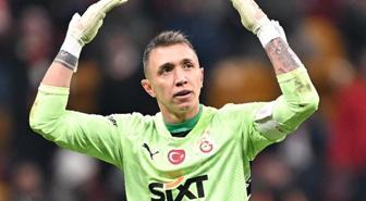 İsmi Galatasaray'la anılan kaleciden sürpriz hareket! Muslera'yı takip etti