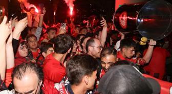 Binlerce taraftar akın etti! Şampiyon Gençlerbirliği, Ankara'da coşkuyla karşılandı