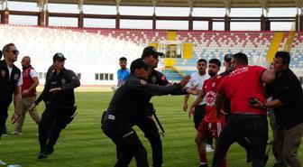 Son dakika golü sahayı karıştırdı! Çevik kuvvet sahaya indi