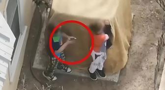 Polis, ellerindeki tabancaları bırakmayan 7 ve 9 yaşındaki iki kardeşe ateş açtı