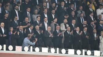 Galatasaray taraftarından İbrahim Hacıosmanoğlu'na tepki! Elini sıkmadı