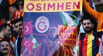 Maç öncesi tribünlerde dikkat çeken Osimhen pankartı