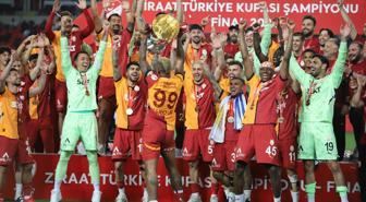 Büyük coşku! Galatasaraylı oyuncular, Türkiye Kupası'nı kaldırdı