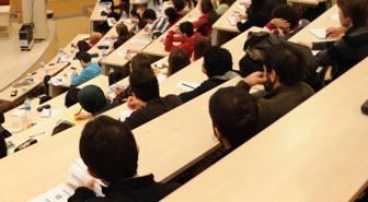 Üniversitede bir garip olay! Öğretim görevlisinin yaptığını gören öğrenci ders ücretini geri istedi