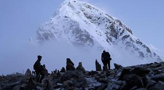 Hint dağcı Everest Dağı'nın zirvesinde hayatını kaybetti