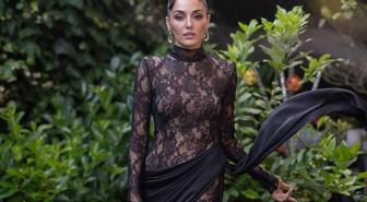 Hande Erçel derin yırtmaçlı cesur elbisesiyle geceye damga vurdu