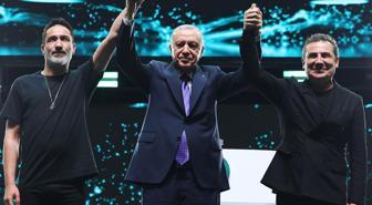 Sagopa Kajmer ve Ferhat Göçer, Cumhurbaşkanı Erdoğan'ın da katıldığı GENÇFEST'te sahne aldı