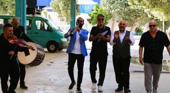 Hukuk mücadelesini kazandılar, kararı davul zurnayla teslim ettiler