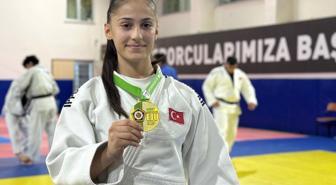 İsrailli rakibini yenen Fatma Zehra, madalyasını Filistin'e adadı