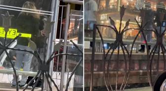 Tramvay durağında taciz! Sapığı tekme tokat dövdüler