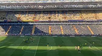 Fenerbahçe tribünleri maç başlar başlamaz futbolcuları ıslıkladı