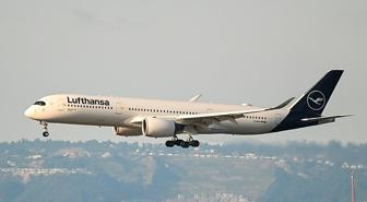 Pilot tuvalete gitti, yardımcısı kokpitte bayıldı! 200 yolcu pilotsuz kaldı