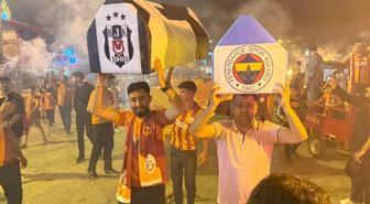 Galatasaraylı taraftarlar şampiyonluğu Fenerbahçe ve Beşiktaş'ın tabutunu kaldırarak kutladı
