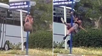 Trafikteki yön levhasında direk dansı yaptı
