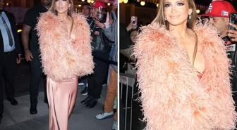 Jennifer Lopez, sütyensiz katıldığı konserde frikik verdi
